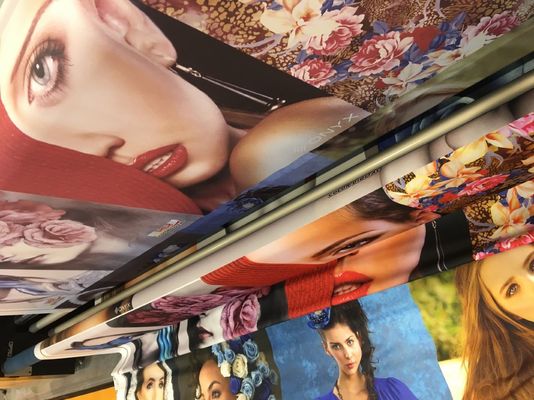 Consumo bajo de la impresora de materia textil del chorro de tinta de Cmyk para llevado - tela de la caja